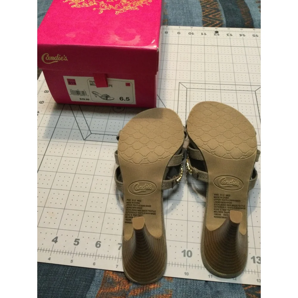 Women's Candie's Taupe Heels Size 6.5 - Picture 3 of 3